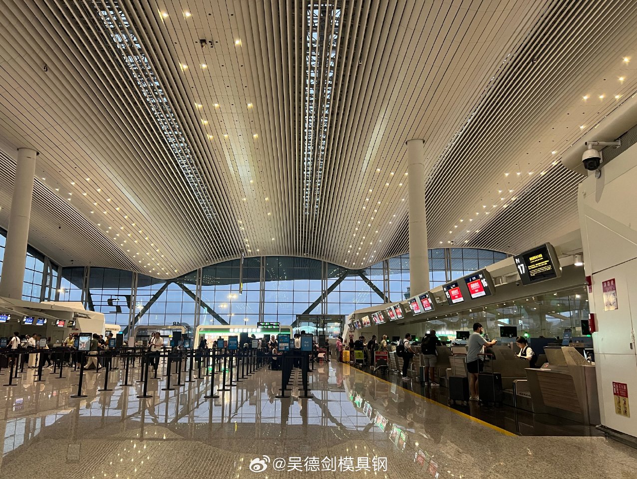 作为父母总是放心不下孩子，即使他已经长大了