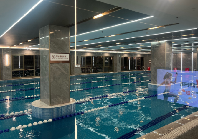 先做哑铃，再游泳，肩膀有力很舒服