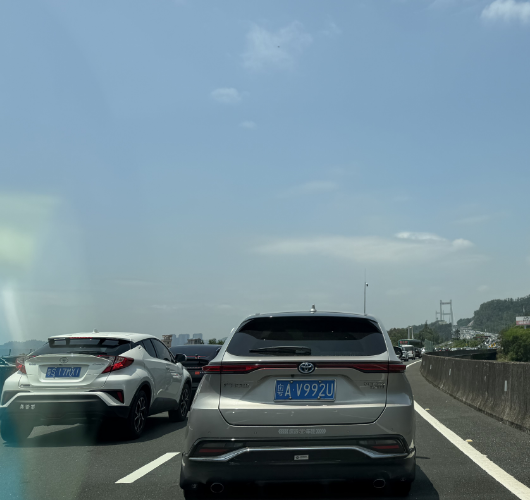 五一过节堵车了