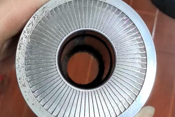 在螺栓上打齿的冷镦模具，8566模具钢寿命是DC53的20倍，模具费比钨钢低80%。