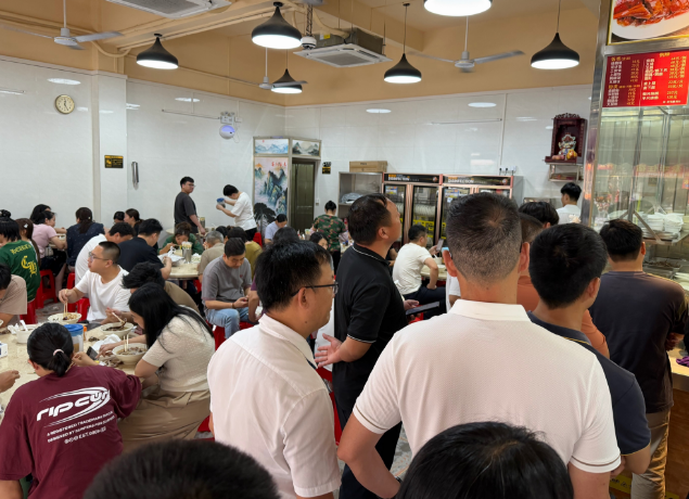 排队15分钟，只为这一口烧鹅
