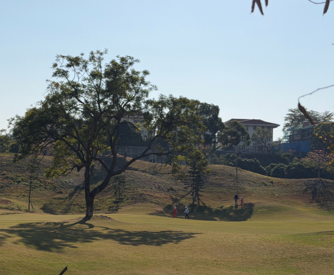 有钱人的游戏：不仅草坪修剪得很漂亮，还有一群人陪着