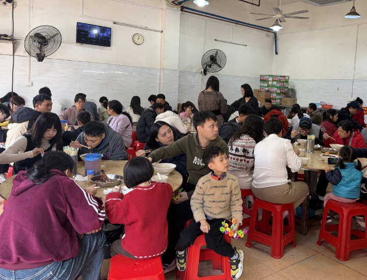 东莞烧鹅人气爆棚：屋内座无缺席，屋外排长队