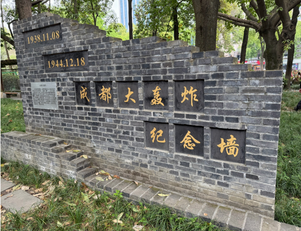 成都人民公园的合唱团气势洪亮 成都人民公园的合唱团气势洪亮